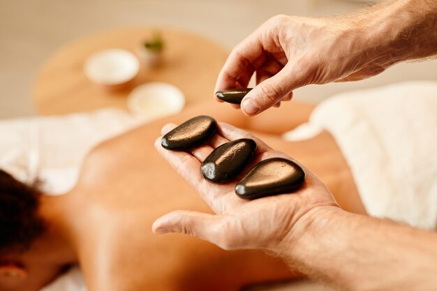 Hot Stone Therapy (Sıcak Taş Terapisi) Derin Gevşeme ve Enerji Dengelemenin Lüks Ritüeli