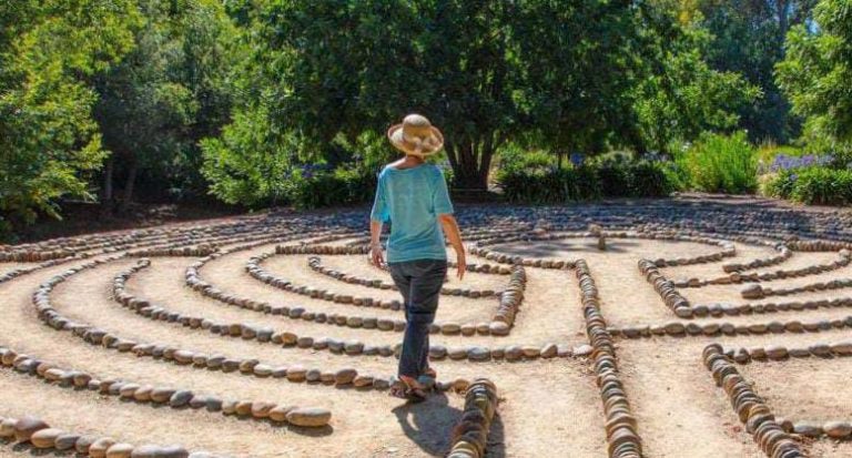 Labirent Yürüyüşü (Labyrinth Walking)